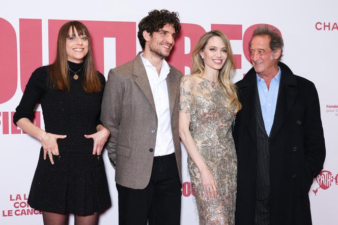 La scénariste et réalisatrice française Alice Winocour et les acteurs Louis Garrel, Angelina Jolie et Vincent Lindon, avant la projection du film «&nbsp;Coutures&nbsp;», au cinéma Pathé Palace, à Paris, le 9&nbsp;février&nbsp;2026.