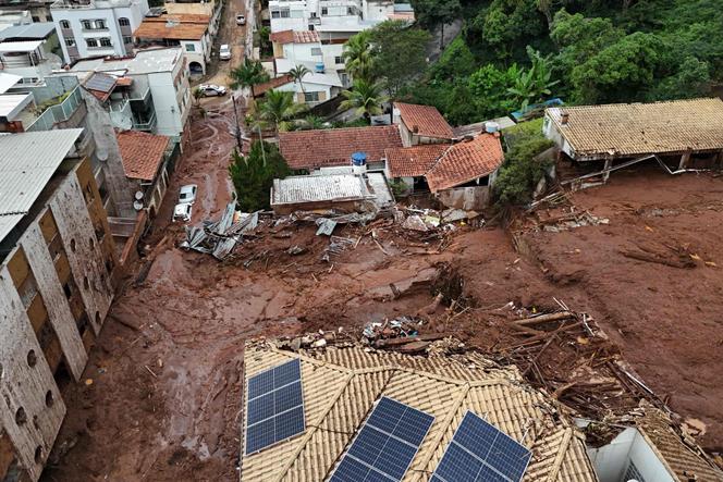 Des maisons sont recouvertes de boue après un glissement de terrain déclenché par de fortes pluies, dans le quartier de Paineiras, à Juiz de Fora, dans l’Etat du Minas Gerais (Brésil), le 25&nbsp;février 2026.