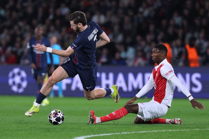 Khvicha Kvaratskhelia et Aladji Bamba lors du match Paris Saint-Germain-AS Monaco (2-2), rencontre de barrages pour la Ligue des champions, au Parc des Princes, à Paris, le 25&nbsp;février 2026.