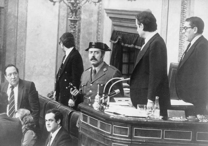 Tenente-coronel Antonio Tejero Molina, no pódio do Parlamento espanhol, após uma tomada armada da Câmara, 23 de fevereiro de 1981.