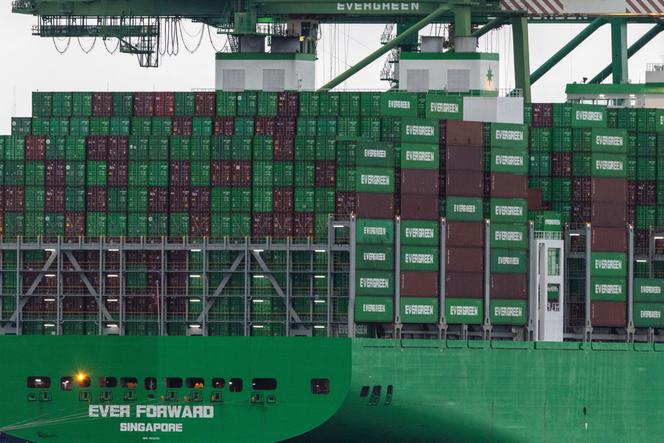 Des conteneurs maritimes empilés sur un cargo dans le port d’Oakland (Californie), aux États-Unis, le 24&nbsp;février&nbsp;2026.