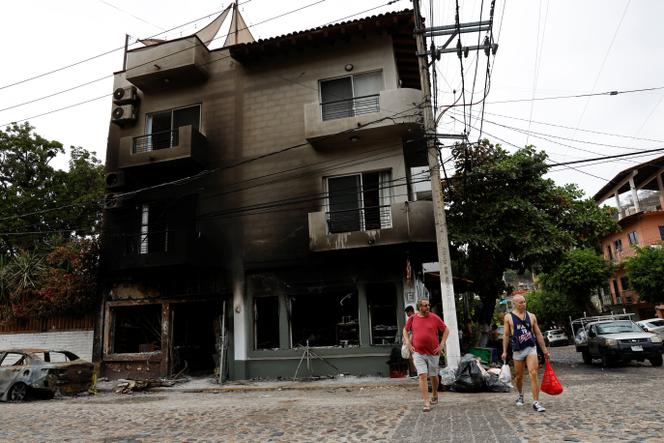 Uma mercearia destruída durante a violência após a morte do líder do cartel Nemesio Oseguera Cervantes, também conhecido como 