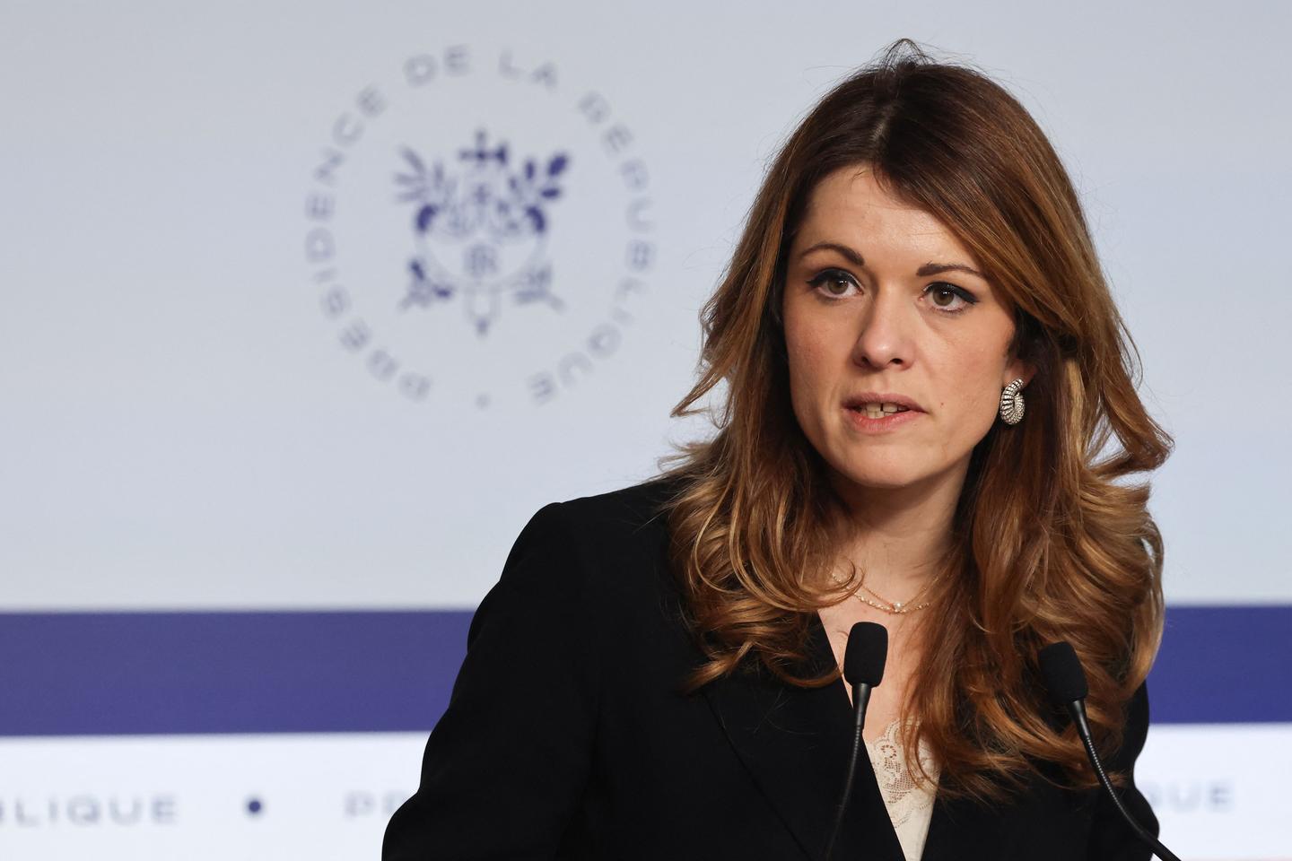 Maud Bregeon, porte-parole du gouvernement, qualifie de « totalitaire et complotiste » le rapport de La France insoumise à la presse