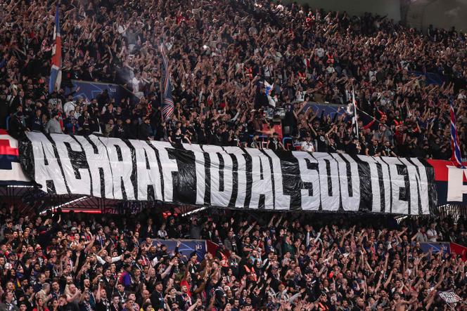 Os ultra-apoiadores do PSG ergueram uma faixa de apoio a Achraf Hakimi, em 25 de fevereiro de 2026, no Parc des Princes, enquanto o defensor marroquino foi enviado a julgamento por violação de uma jovem, em fevereiro de 2023.