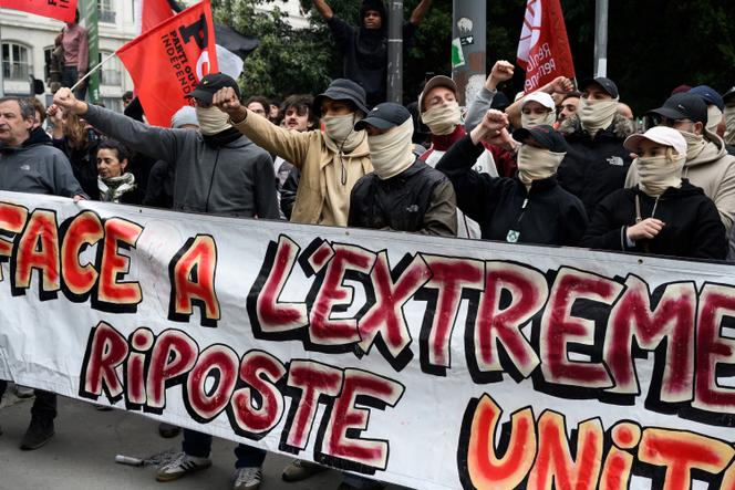 Uma manifestação em apoio à organização de extrema esquerda La Jeune Garde, perto da prefeitura de Lyon (Ródano), 6 de maio de 2025.
