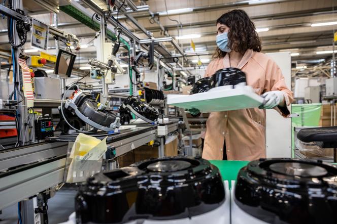 Sur une ligne de montage de la friteuse Actifry à l’usine SEB d’Is-sur-Tille (Côte-d’Or), le 6&nbsp;juillet 2021.