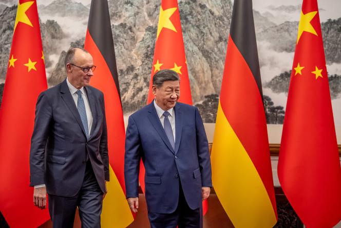Le président chinois, Xi Jinping, accueille le chancelier allemand, Friedrich Merz, à la résidence d’Etat, à Pékin, le 25&nbsp;février 2026.
