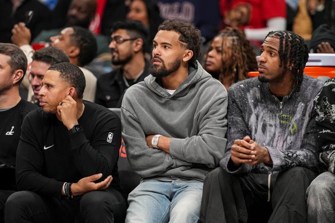 Les stars des Washington Wizards, Trae Young et Alexandre Sarr, sur le banc et en tenue civile, lors d’un match face aux Atlanta Hawks, à Atlanta (Etat de Géorgie), le 24&nbsp;février 2026.