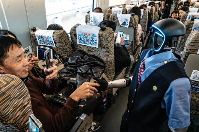 Le robot humanoïde « Fuxing », qui fournit des informations à bord d’un train, à Hangzhou, le 10 février 2026 à Hangzhou, en Chine.