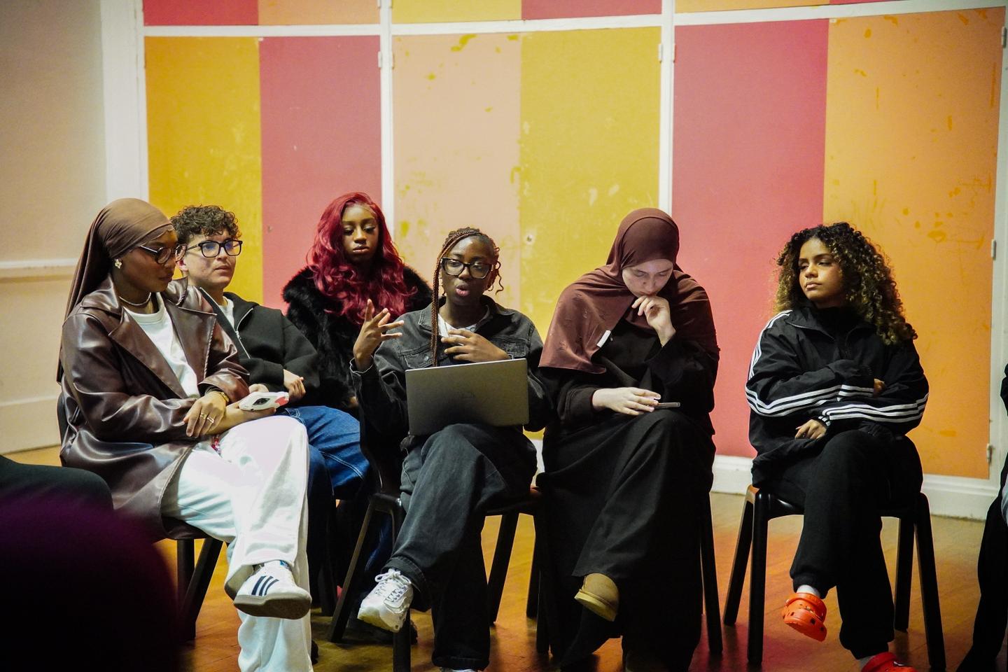 « On leur dit qu’un psy, c’est concret, ça aide à regarder les choses en face » : des associations réinventent le soin psychique dans les quartiers populaires