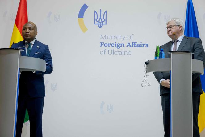 Le ministre ghanéen des affaires étrangères, Samuel Okudzeto Ablakwa, et son homologue ukrainien, Andrii Sybiga, lors d’une conférence de presse commune à Kiev, le 25&nbsp;février&nbsp;2026.