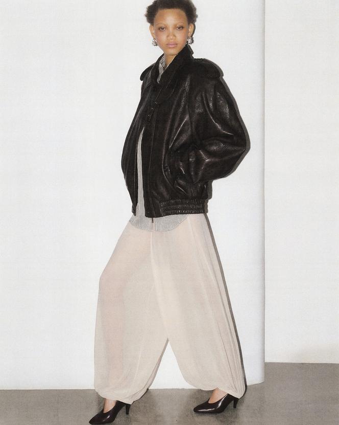 Pantalon en polyester, 175 €, chemise et veste, The Frankie Shop, thefrankieshop.com  ; 
escarpins Massimo Dutti, massimodutti.com  ; boucles d’oreilles Cazalens, cazalens.com 