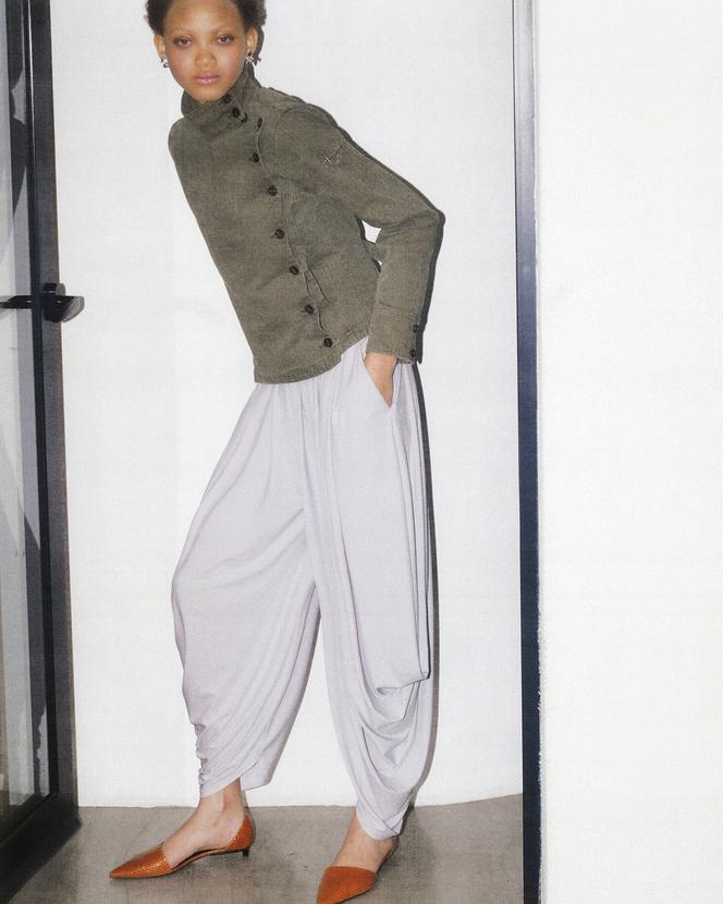 Pantalon Malia, en triacétate et polyester, prix non communiqué, et veste Tatras, tatras-official.com  ; chaussures Jude, thejude.com  ; boucles d’oreilles vintage 