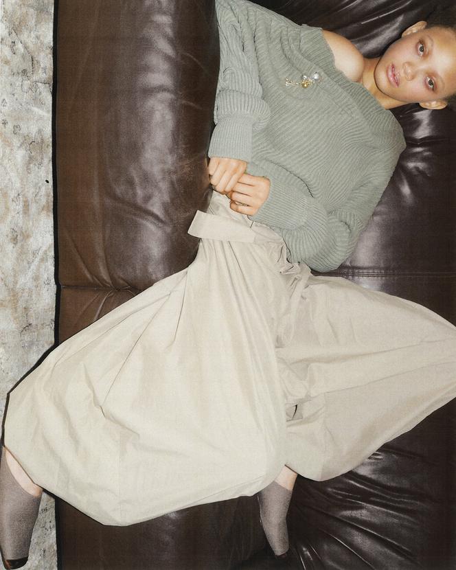 Pantalon en twill de coton, 1 590 €, et pull Balmain, 
fr.balmain.com  ; chaussures Loro Piana, loropiana.com  ; broche Juliette Laloë, juliettelaloe.com 