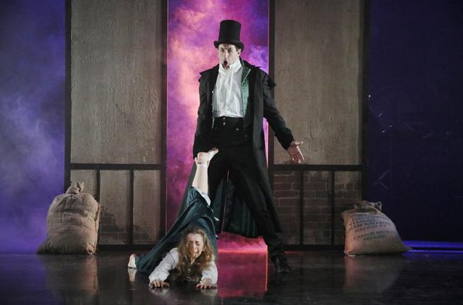 Céleste Hauser (Adèle) et Yanowski (Faith Damnable) dans « Adèle Berry », de Yanowski, lors d’une représentation en 2025.