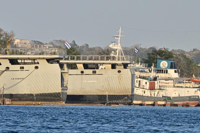 Des navires des garde-côtes cubains amarrés au port de La Havane, le 25 février 2026.