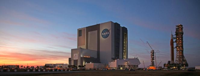 Le lanceur Space Launch System surmonté du vaisseau spatial Orion, quitte le complexe de lancement 39B en direction du bâtiment d’assemblage des véhicules, du Centre spatial Kennedy, en Floride, le 25&nbsp;février&nbsp;2026. 