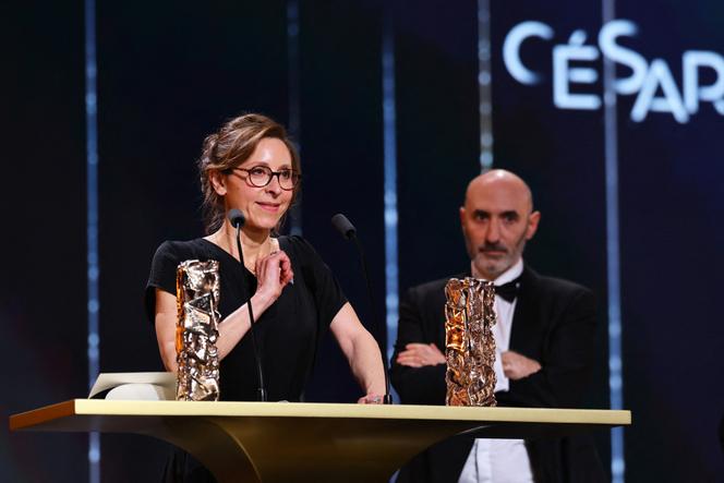La réalisatrice Carine Tardieu reçoit le César du meilleur film pour « L’Attachement », à Paris, le 26 février 2026. 