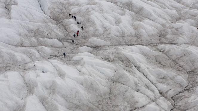 Expédition de scientifiques sur le glacier Isunnguata Sermia, à l'ouest du Groenland. Image extraite du documentaire « Glaciers, enquête sur une disparition », de Pierre-Olivier François et Judith Rueff.