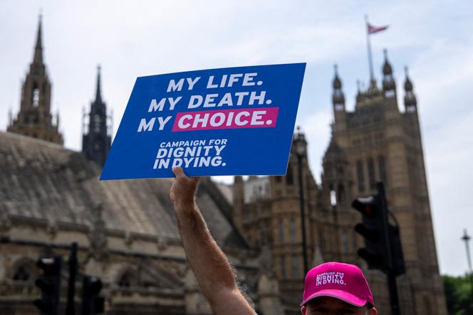 Lors d’une manifestation pour l’inscription dans la loi de l’aide médicale à mourir devant le palais de Westminster, siège du Parlement, à Londres, le&nbsp;20&nbsp;juin&nbsp;2025.