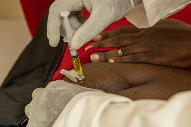 Un clinicien administre une dose de lénacapavir, un traitement prophylactique pré-exposition (PrEP) injectable à action prolongée contre le VIH, au centre de santé de Riruta, à Nairobi, le 26 février 2026.