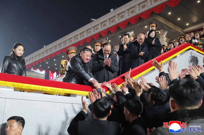 Le dirigeant nord-coréen Kim Jong Un et sa fille Kim Ju-Ae (à gauche) pendant le défilé militaire célébrant le IXᵉ congrès du Parti des travailleurs de Corée sur la place Kim-Il-Sung, à Pyongyang, le 25&nbsp;février 2026. 