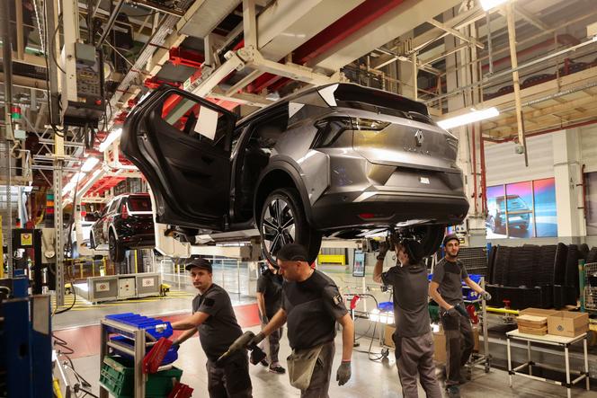 Sur une ligne d’assemblage d’une usine du groupe Renault, à Douai (Nord), en mars&nbsp;2025.