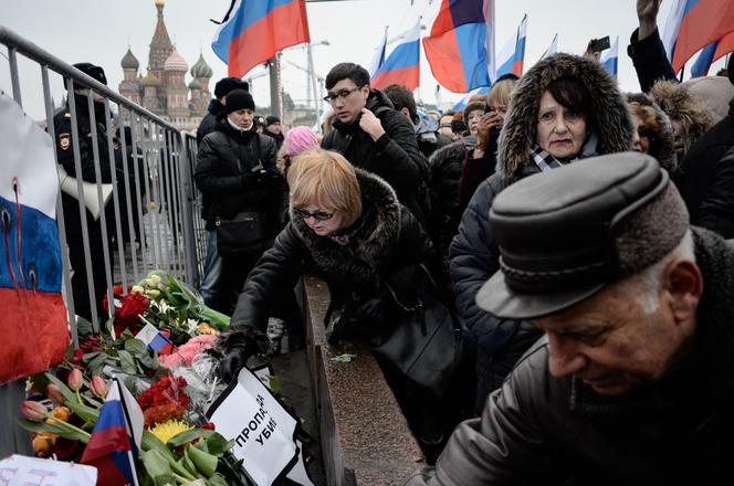 Le 1ᵉʳ&nbsp;mars&nbsp;2015, des manifestants déposent des fleurs en mémoire du leader de l’opposition, Boris Nemtsov, sur le pont où il a été abattu quelques jours plus tôt, le 27&nbsp;février&nbsp;2015, près du Kremlin, à Moscou. 