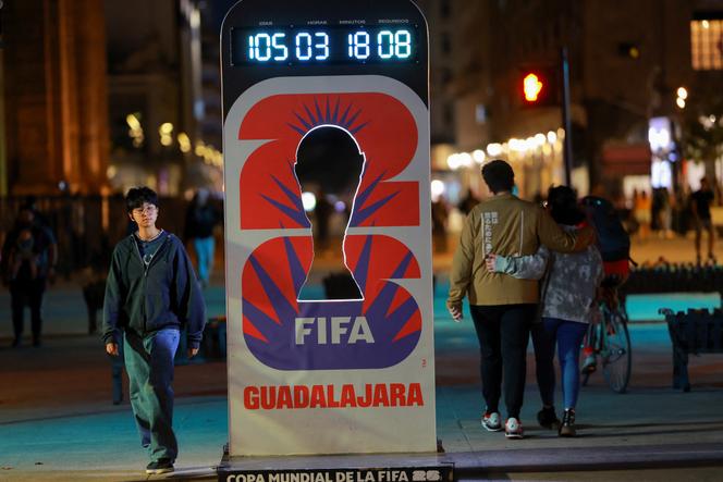 Un panneau affichant le compte à rebours avant le début de la Coupe du monde de football, dans une rue de Guadalajara, au Mexique, le 25&nbsp;février 2026.