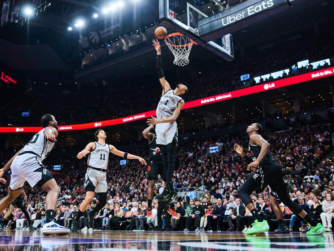 O jogador de basquete francês do San Antonio Spurs, Victor Wembanyama, durante uma partida contra o Toronto Raptors em 25 de fevereiro de 2026 em Toronto (Canadá).