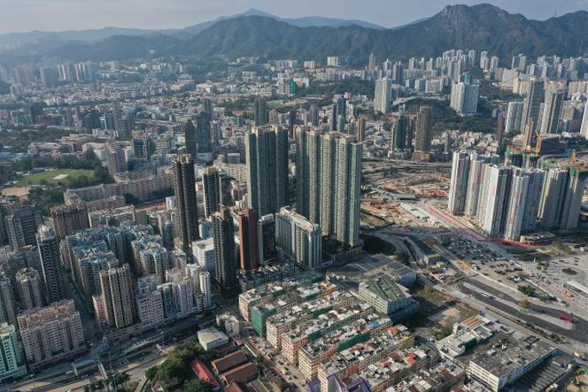 Vue aérienne du quartier de Kowloon, à Hongkong, où est domiciliée une entreprise impliquée dans le contournement des sanctions alliées contre la Russie, le 24 février 2026.