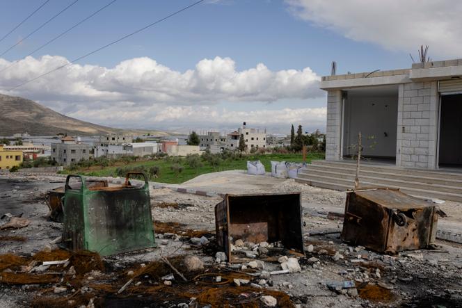 Dans une rue de Tamoun, en Cisjordanie, les restes d’une barricade montée après l'attaque de la voiture d’un homme par les forces de sécurité palestiniennes et au décès de son  fils de 15 ans, le 24&nbsp;février 2026. 