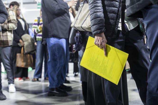 Des personnes en recherche d’emploi, à Montreuil (Seine-Saint-Denis), en février 2026.