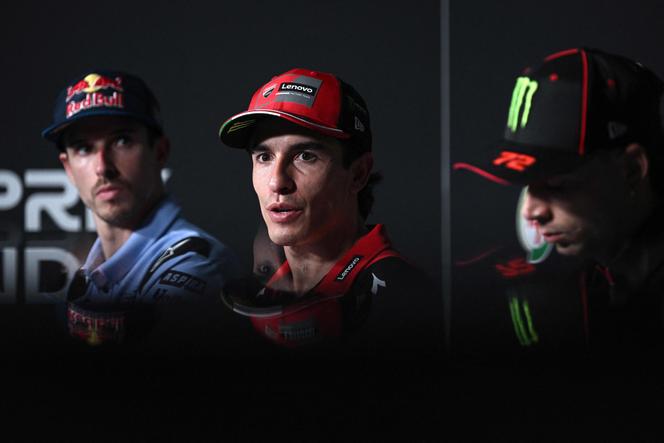 Le pilote espagnol Marc Marquez (au centre) aux côtés de son frère Alex Marquez (à gauche) et de l’Italien Marco Bezzecchi lors d’une conférence de presse à Buriram, le 26&nbsp;février&nbsp;2026, avant le Grand Prix de MotoGP de Thaïlande. 