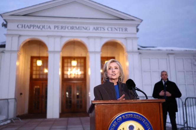Hillary Clinton lors de sa conférence de presse après sa déposition devant la commission de surveillance de la Chambre des représentants, qui enquête sur ses liens avec Jeffrey Epstein, à Chappaqua (New York), le 26&nbsp;février 2026.