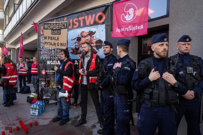 Protesto antiaborto em frente ao primeiro “centro de aborto” do país em Varsóvia, Polônia, em 8 de março de 2025. 
