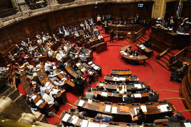 Des représentants approuvent l’accord UE-Mercosur par vote électronique lors du Congrès à Montevideo, en Uruguay, le 26&nbsp;février&nbsp;2026.