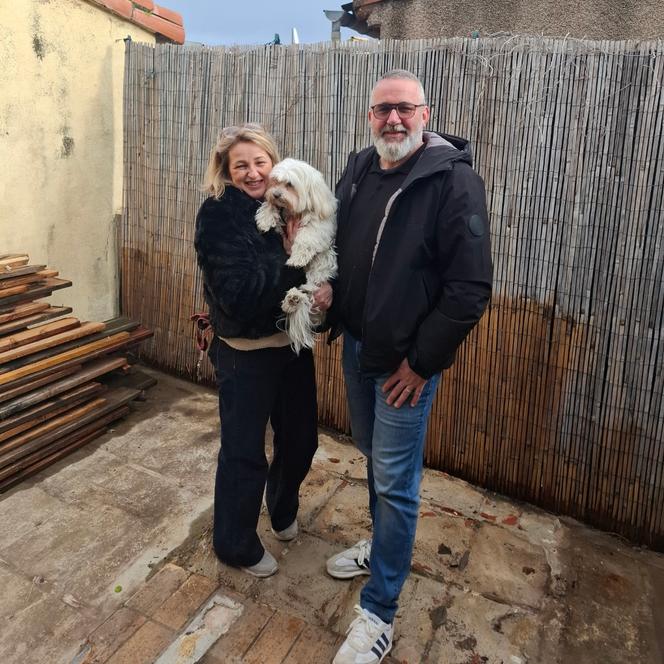 Florence et Alexandre sur la terrasse de leur futur domicile de Tourbes (Hérault), le 25 janvier 2026.