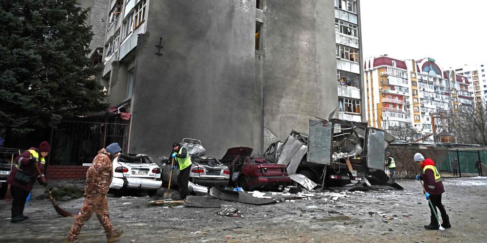 Dans la cour d’un immeuble résidentiel suite à une attaque aérienne russe, à Kharkiv (Ukraine), le 26 février 2026. - SERGEY BOBOK/AFP