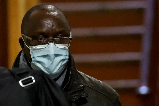 Claude Muhayimana arrive au tribunal de Paris pour son procès en première instance, dans lequel il est accusé de complicité dans le génocide des Tutsi de 1994, le 22&nbsp;novembre&nbsp;2021.