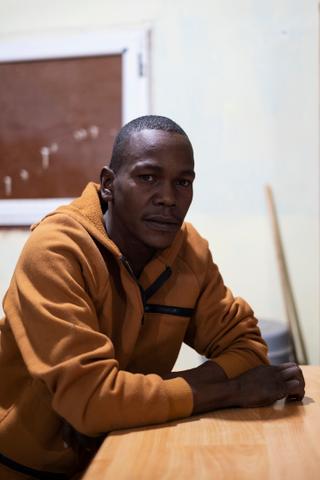 Marouf Blal, berger sahraoui et seul survivant d'une attaque de drone marocain sur un véhicule civil à l’est du Sahara occidental, le 13 janvier 2022. Ici dans le camp de réfugiés sahraouis d'Aousserd, en Algérie, le 10 février 2026.