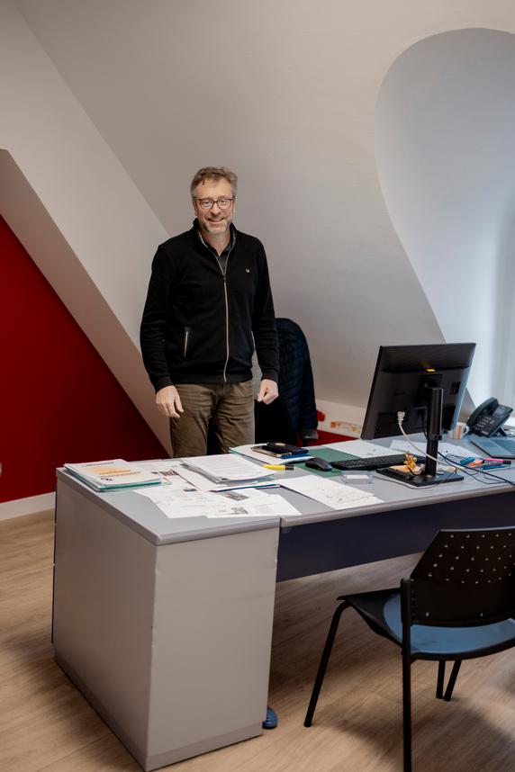 Stéphane Rouget, agent d’accueil des nouveaux arrivants pour le dispositif « Venez vivre en Bourgogne », au Creusot (Saône-et-Loire), France 10 février 2026  