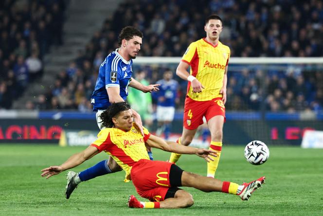 Le tacle du joueur lensois Ismaelo Ganiou face au Strasbourgeois Joaquin Panichelli, le 27&nbsp;février&nbsp;2026, au Stade de la Meineu, à Strsbourg.
