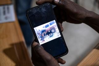 La dernière photo des quatre bergés tués, sur le téléphone de Marouf Blal, dans le camp de réfugiés sahraouis d'Aousserd (Algérie), le 10 février 2026.