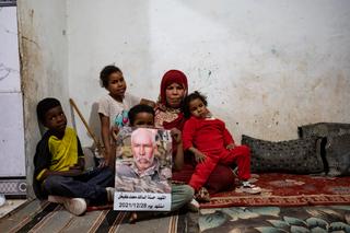 Soumeya (un prénom d’emprunt) et ses enfants, montrant un portait de son mari, tué par un drone le 28 décembre 2021. Ici dans le campement de réfugiés sahraouis d'Aousserd, en Algérie, le 9 février 2026.