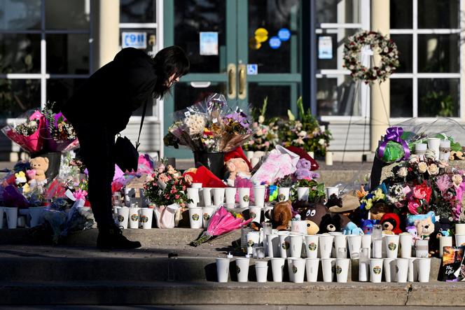 Une femme se rend sur un mémorial improvisé en hommage aux victimes de la tuerie au Canada.