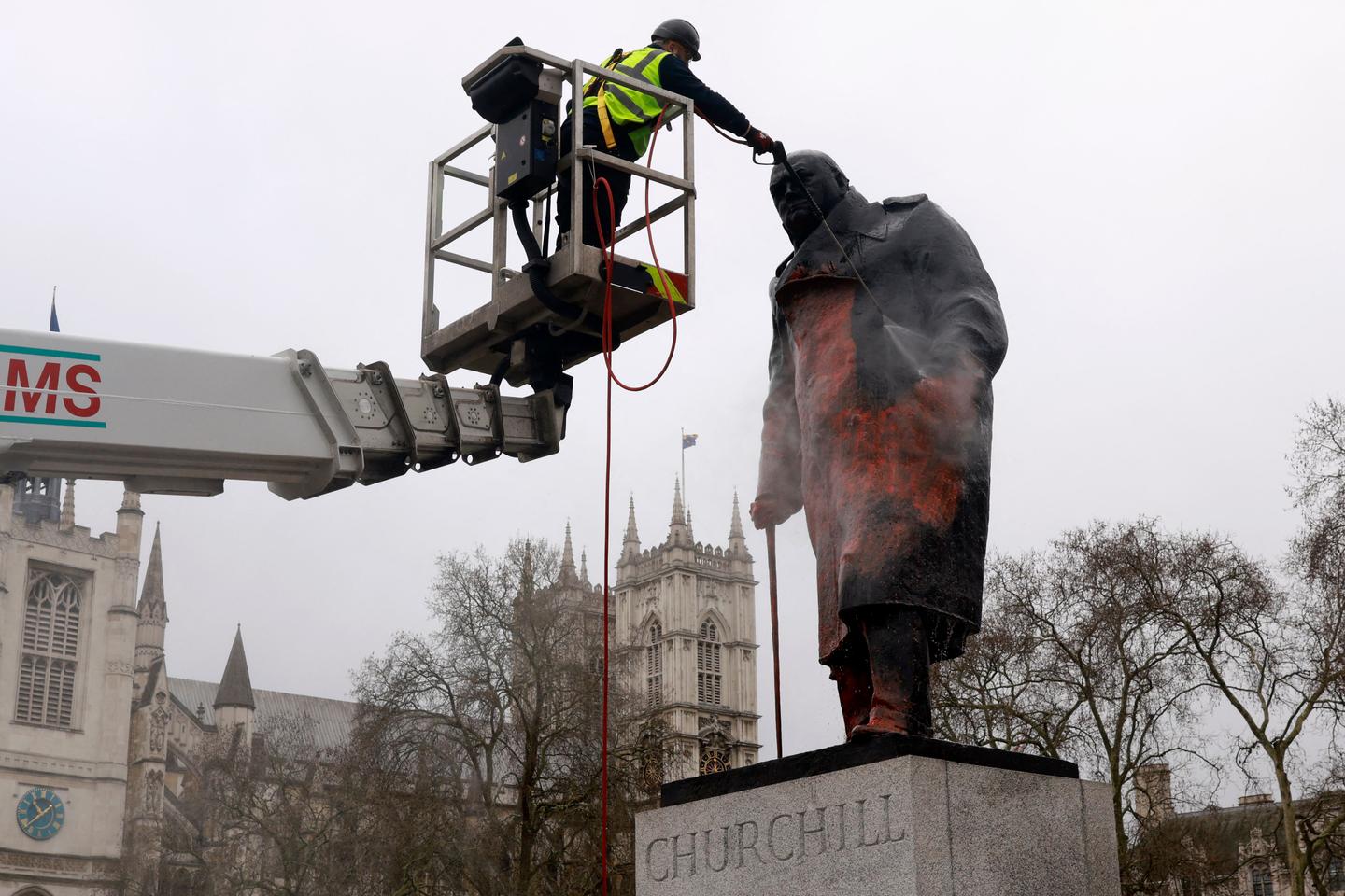 Un homme arrêté après la dégradation d’une statue de Winston Churchill à Londres