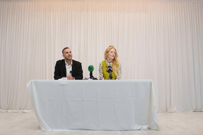 Hannah Spencer aux côtés du chef du Green Party, Zack Polanski, lors d’une conférence de presse après sa victoire à la législative partielle de Gorton et Denton, dans la banlieue sud de Manchester (Royaume-Uni), le 27&nbsp;février 2026. 