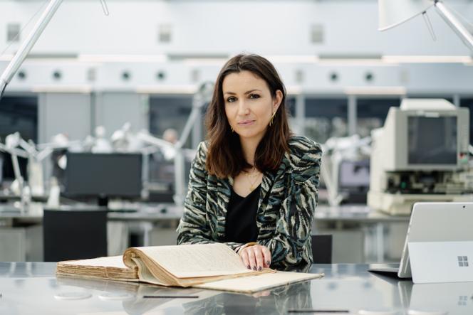 Audrey Lustrement, généalogiste successorale, aux archives départementales d’Ille-et-Vilaine, le 25 février 2026.