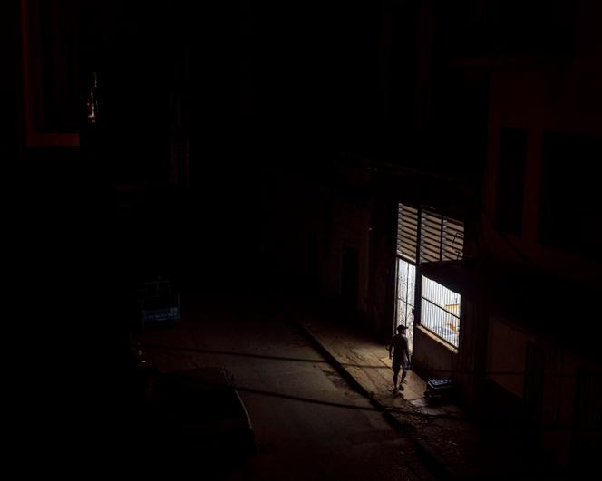 Un habitant s’arrête devant une «&nbsp;mipyme&nbsp;» (boutique privée) éclairée grâce à son générateur, lors d’une coupure d’électricité à La&nbsp;Havane, le 4&nbsp;janvier&nbsp;2026. 